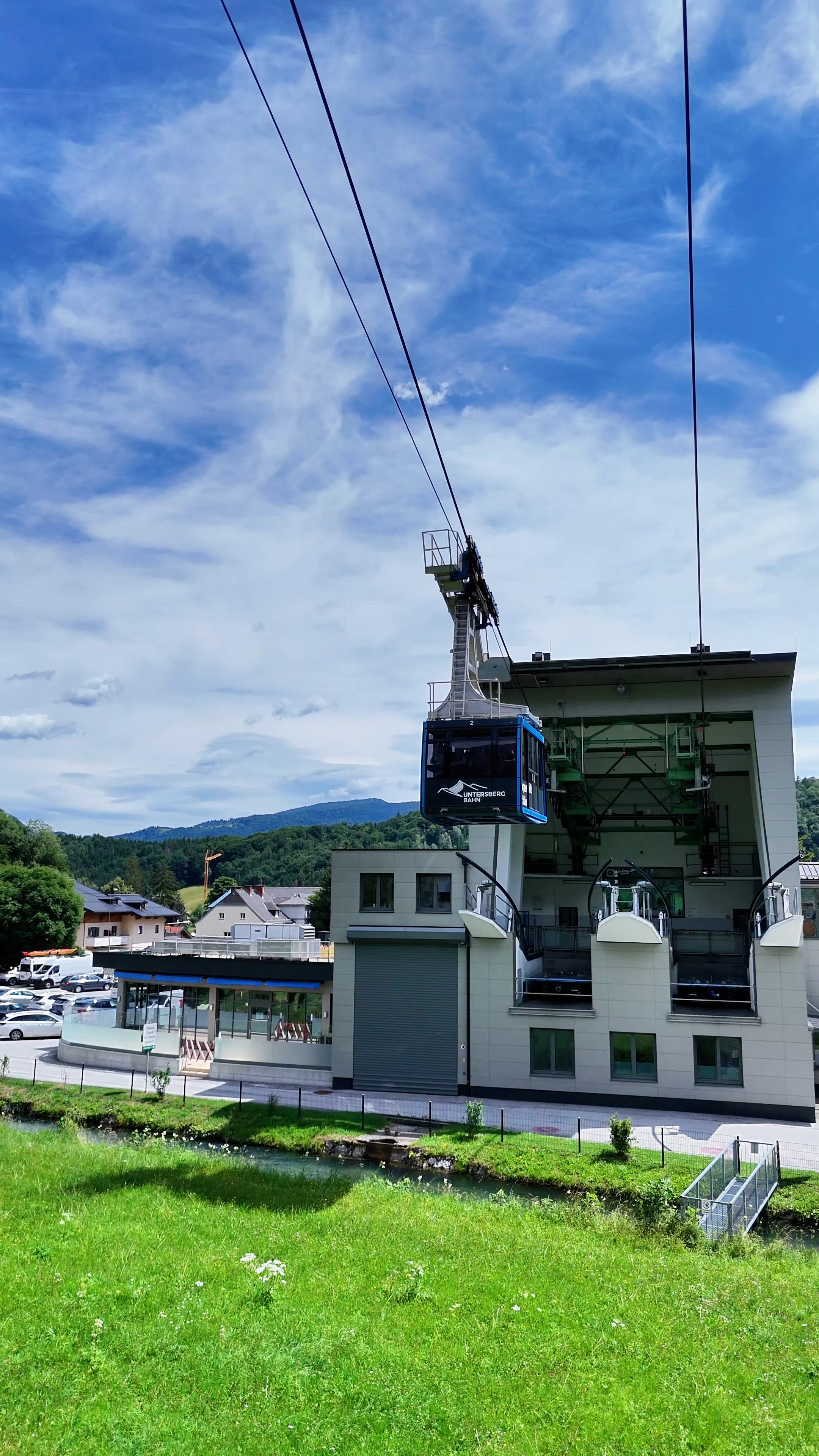 Seilbahn am Untersberg in der Nähe von Salzburg mit Berglandschaft im Hintergrund